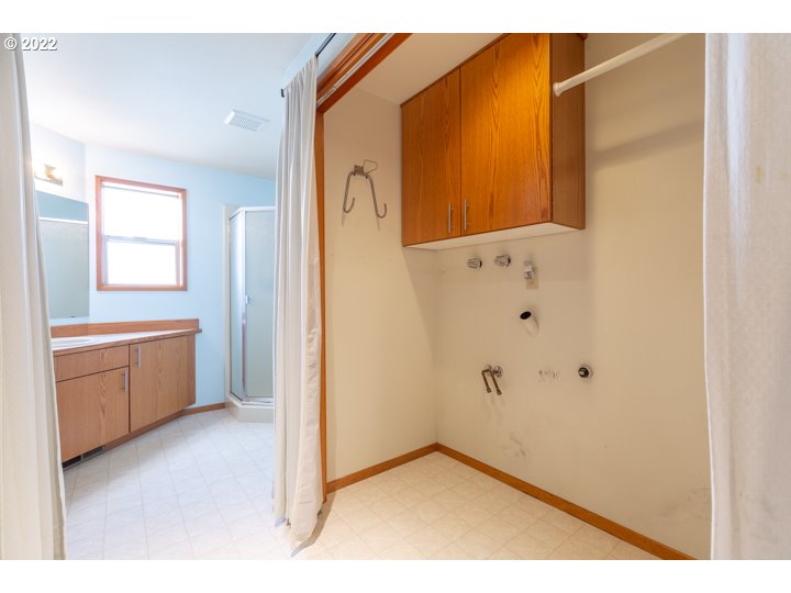 15917 Northeast Union Road, Unit 29 Ridgefield, WA 98642 - Photo 16 of 31 a bathroom with a tub shower sink and mirror