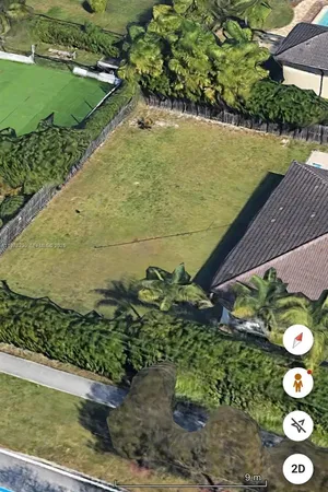 a view of a back yard of the ocean