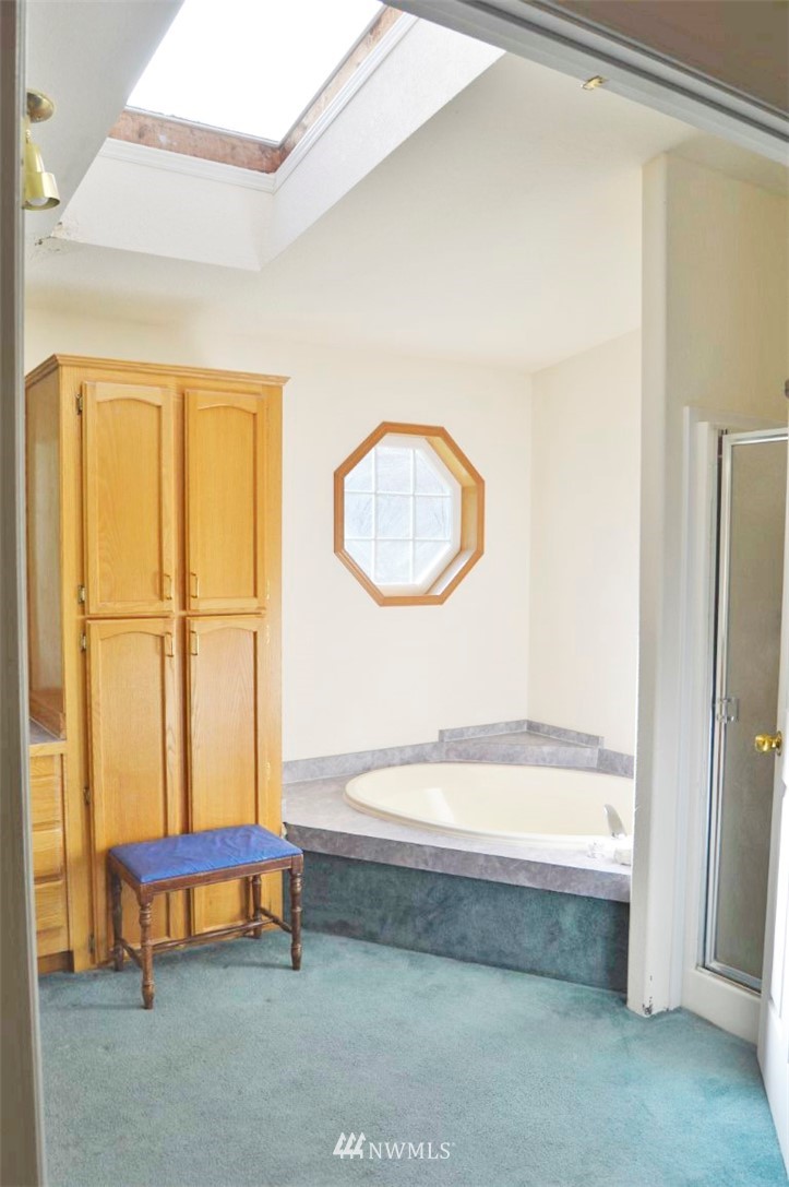 120 Bowers Road Chehalis, WA 98532 - Photo 17 of 31 a bathroom with a tub and a window