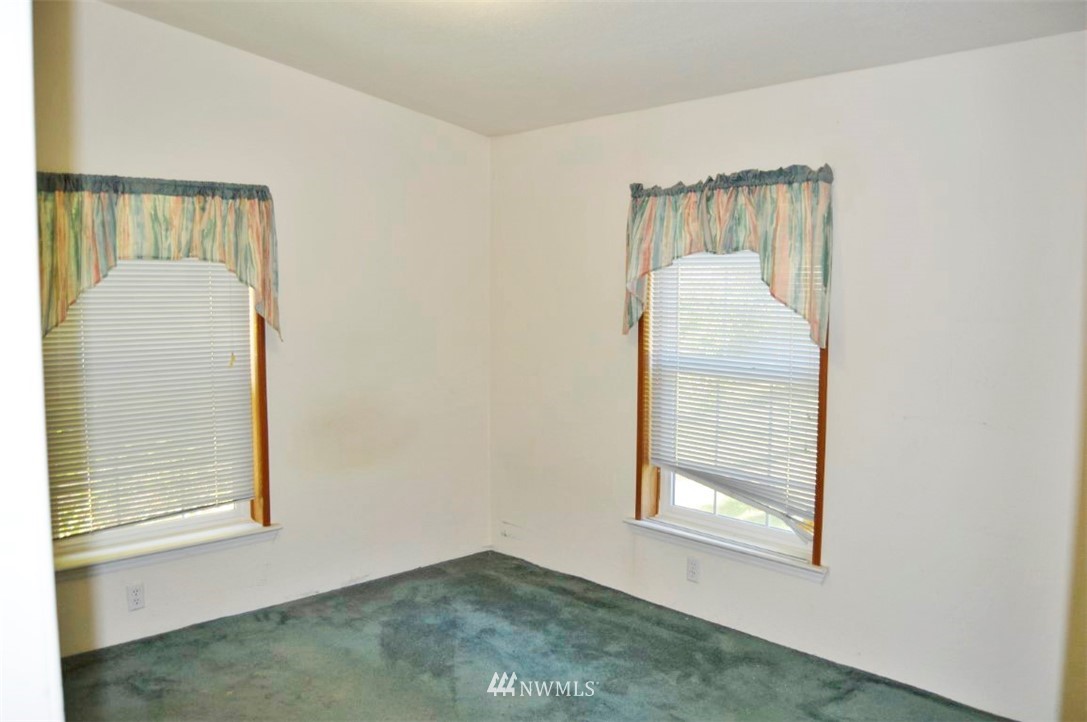 120 Bowers Road Chehalis, WA 98532 - Photo 20 of 31 an empty room with windows