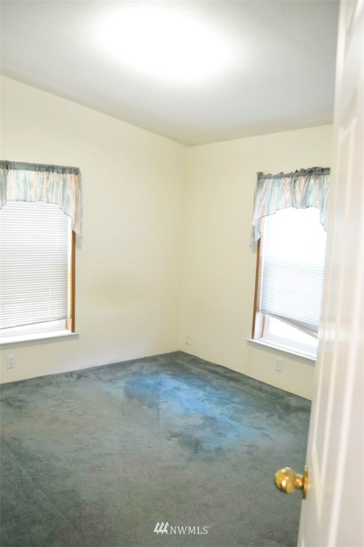 120 Bowers Road Chehalis, WA 98532 - Photo 21 of 31 an empty room with a window