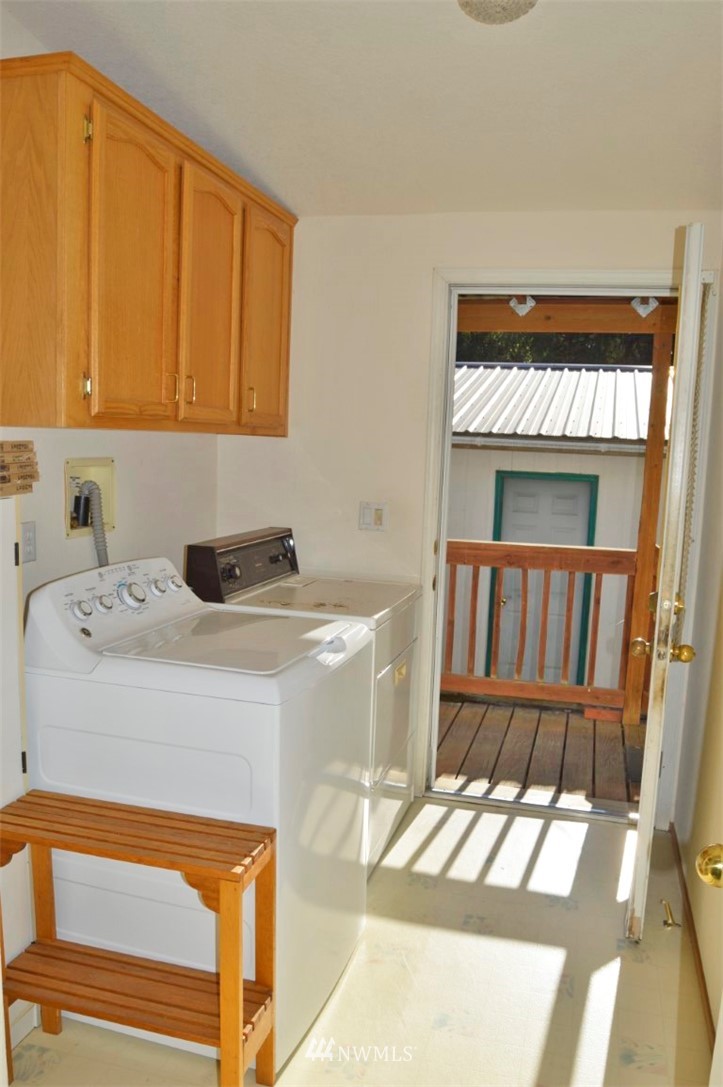 120 Bowers Road Chehalis, WA 98532 - Photo 25 of 31 a bathroom with a sink and a window