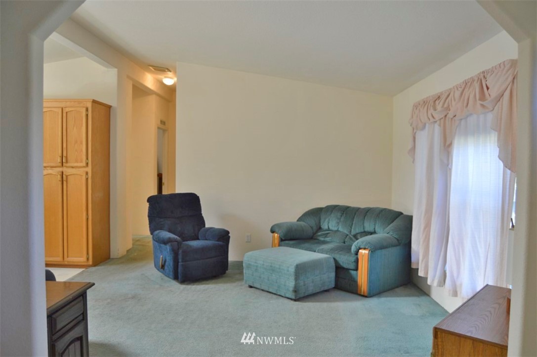 120 Bowers Road Chehalis, WA 98532 - Photo 4 of 31 a living room with furniture and a window