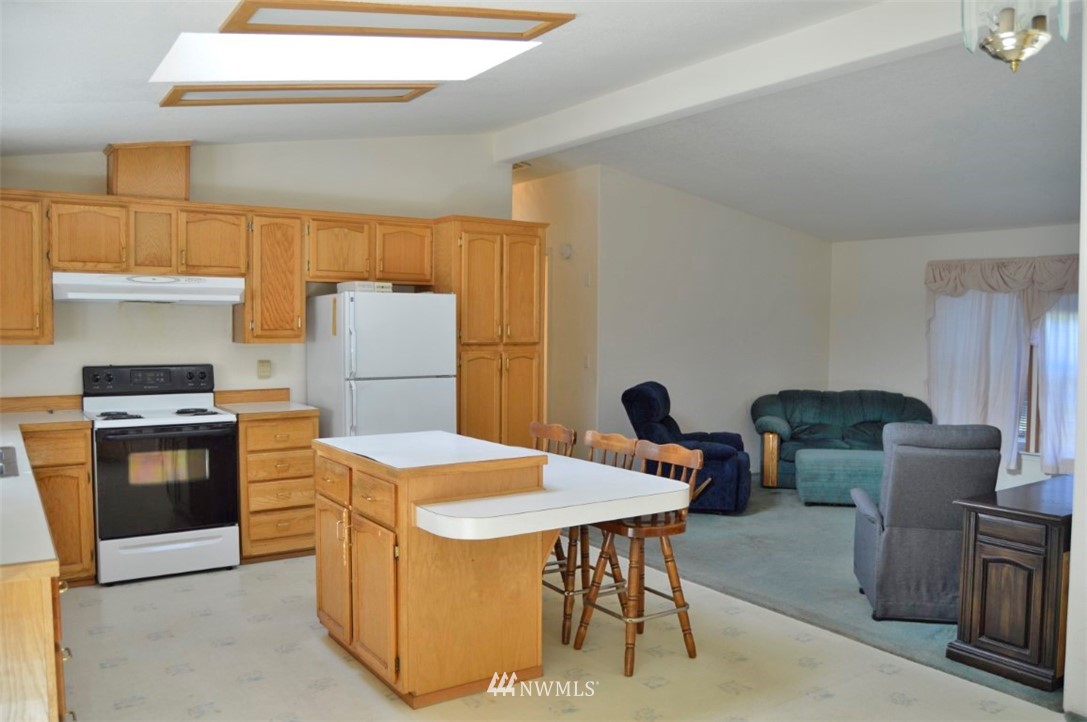 120 Bowers Road Chehalis, WA 98532 - Photo 10 of 31 a kitchen that has a table and chairs in it