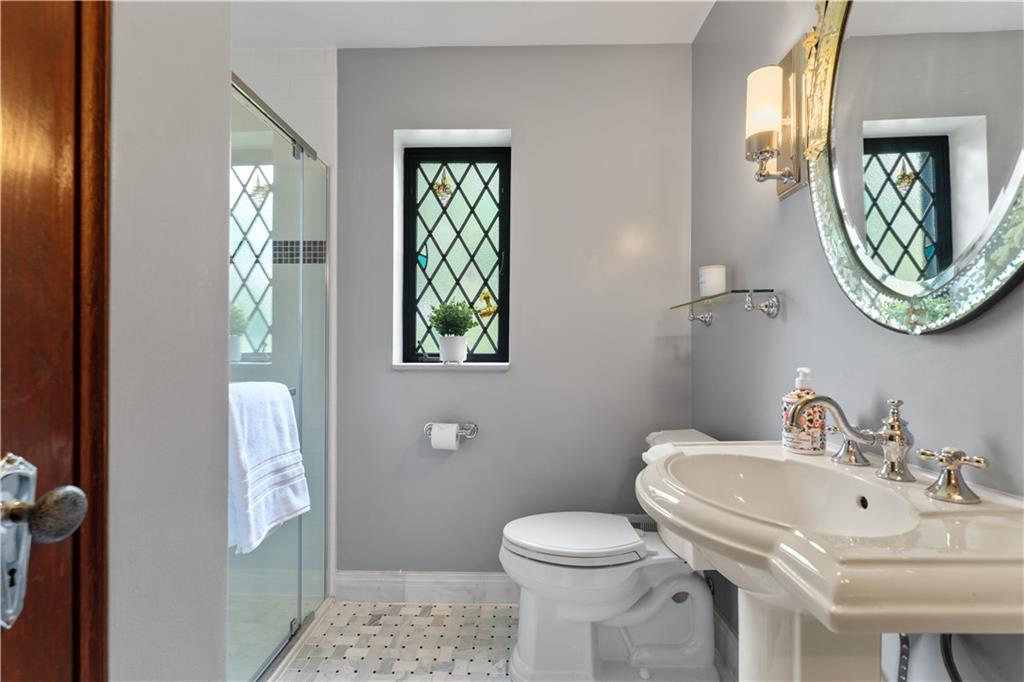 840 Osage Road Pittsburgh, PA 15243 - Photo 29 of 47 a bathroom with a toilet a sink and mirror