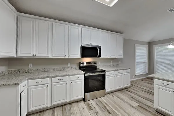 $2,425 | 2525 Greenhaven Drive, Burleson, TX 76028