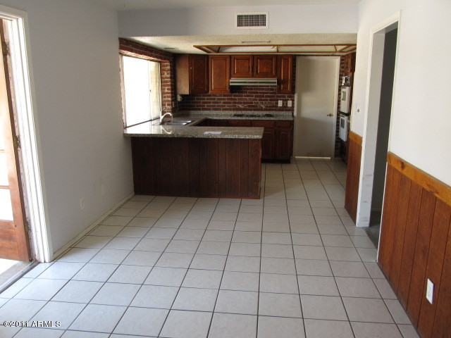 3940 West Redfield Road Phoenix, AZ 85053 - Photo 8 of 20 023-248587 - dining area
