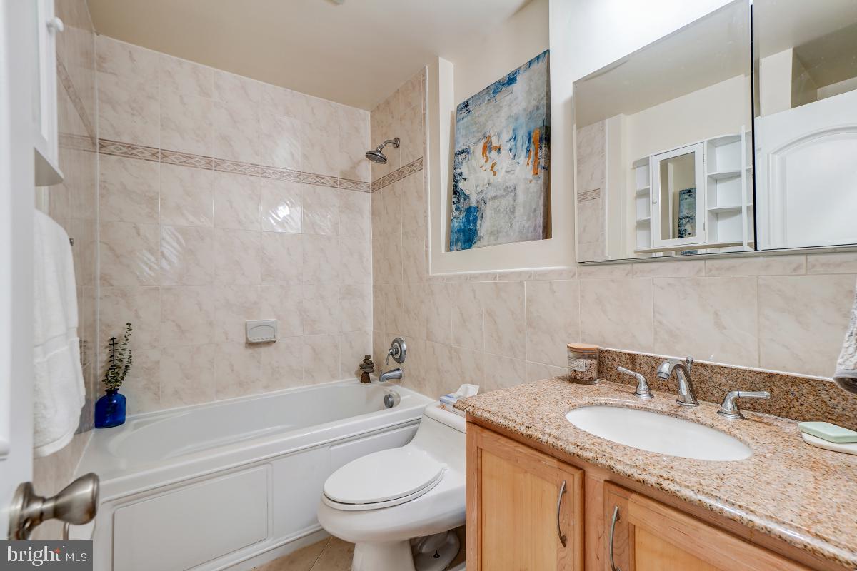 1437 Spring Road Northwest, Unit 21 Washington, DC 20010 - Photo 20 of 28 Bathroom w/Jacuzzi Tub