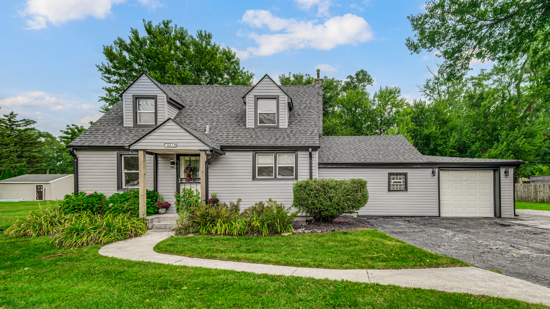 16219 Turner Avenue Markham, IL 60428 - Photo 3 of 32