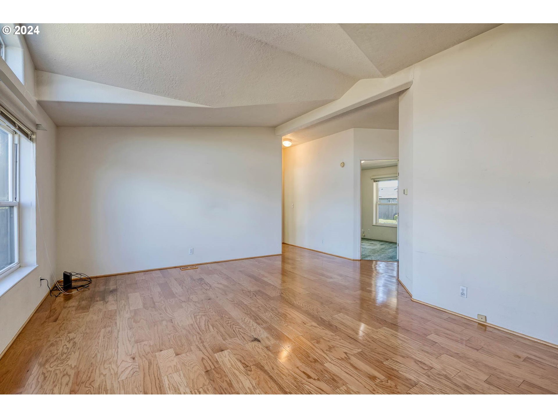 1117 T Street Springfield, OR 97477 - Photo 5 of 32 a view of an empty room and window