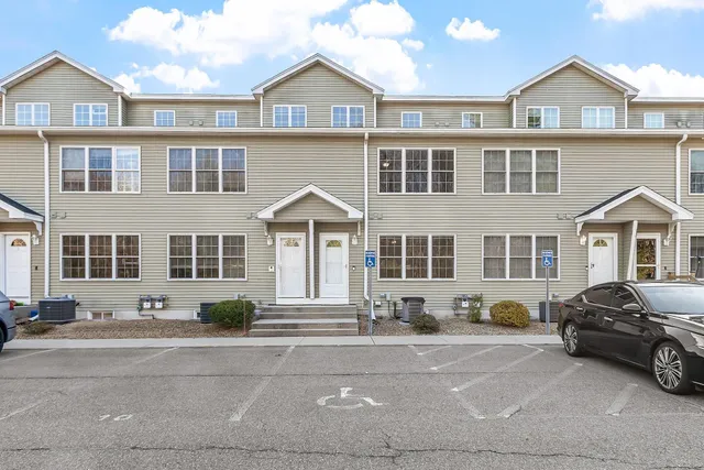 $2,700 | 10 Steeple Chase Drive, Hampstead, NH 03841