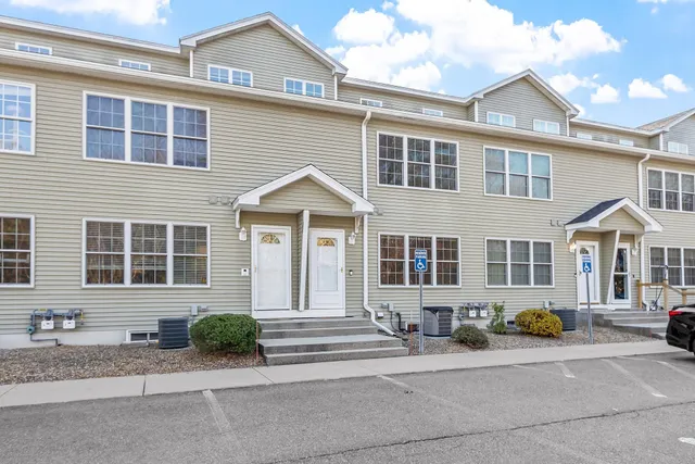 $2,700 | 10 Steeple Chase Drive, Hampstead, NH 03841