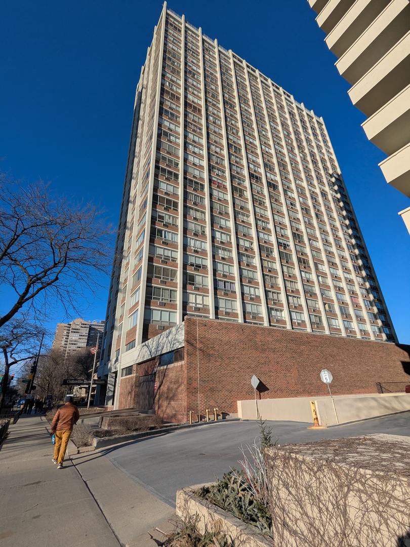 6171 North Sheridan Road, Unit 1408 Chicago, IL 60660 - Photo 3 of 24 front view of a building