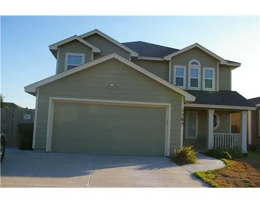 a view of front of a house with a yard