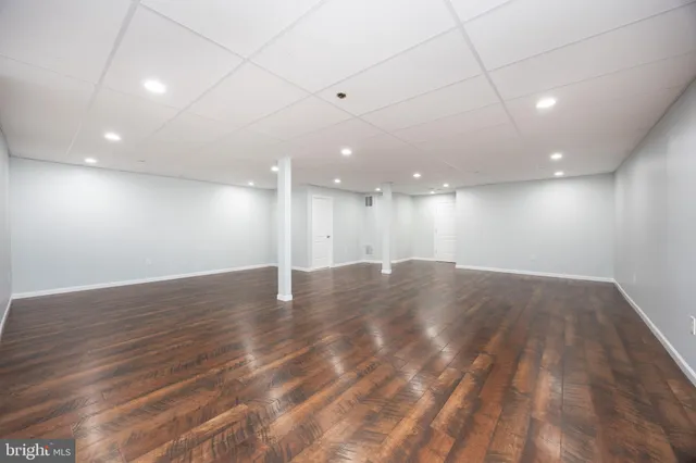 a view of house with a yard