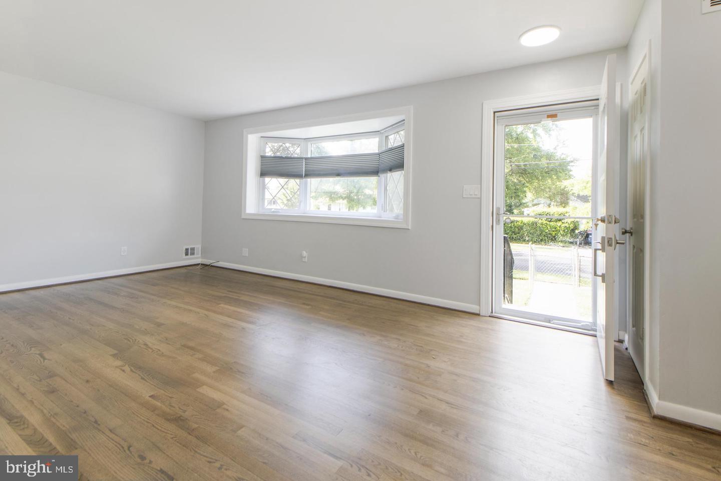 1100 Gilbert Road Rockville, MD 20851 - Photo 4 of 47 Living