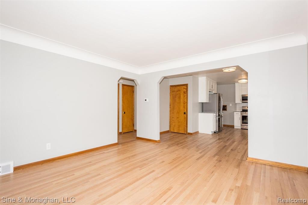 2032 Oxford Road Grosse Pointe Woods, MI 48236 - Photo 8 of 19