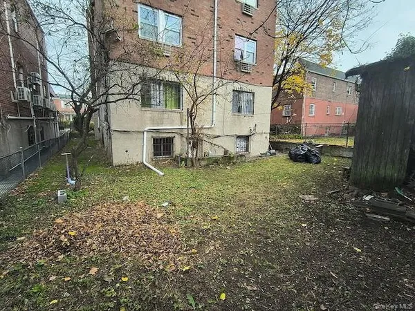 a view of a back yard of the house