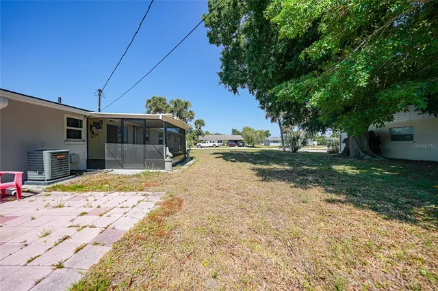 a view of a backyard
