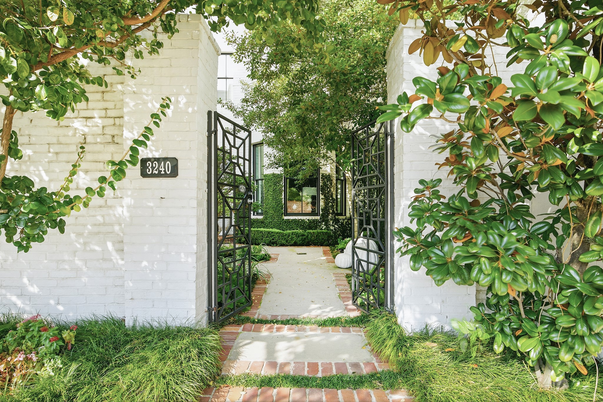 3240 Bammel Lane Houston, TX 77098 - Photo 4 of 34 a view of a house with a yard
