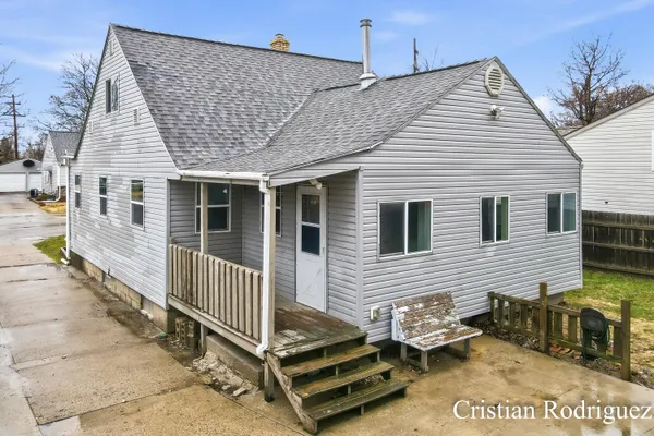 $274,900 | 2232 Avon Avenue Southwest, Wyoming, MI 49519
