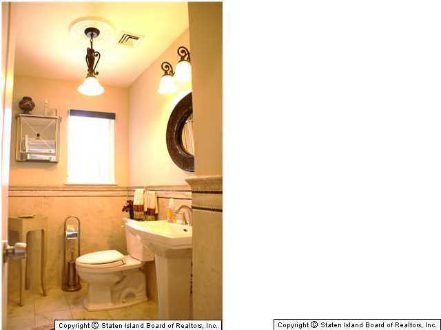826 West Fingerboard Road Staten Island, NY 10305 - Photo 5 of 19 Additional Photo
