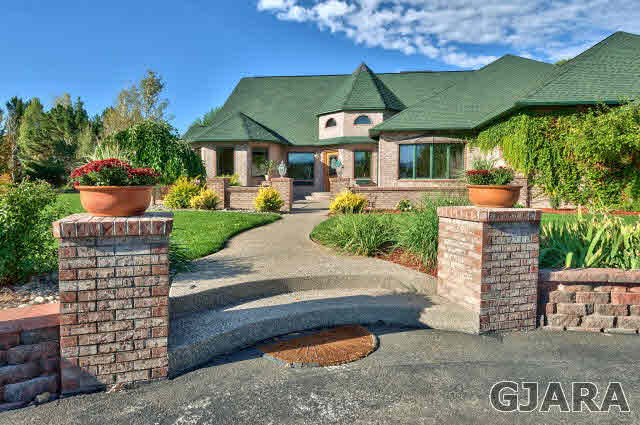 887 25 Road Grand Junction, CO 81505 - Photo 3 of 42 a front view of a house with garden