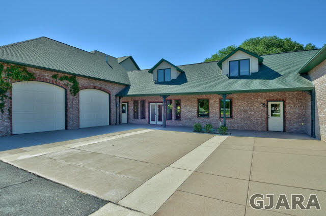 887 25 Road Grand Junction, CO 81505 - Photo 40 of 42 a front view of a house with garden
