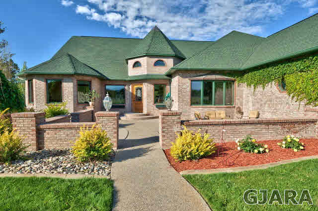 887 25 Road Grand Junction, CO 81505 - Photo 4 of 42 a front view of a house with garden