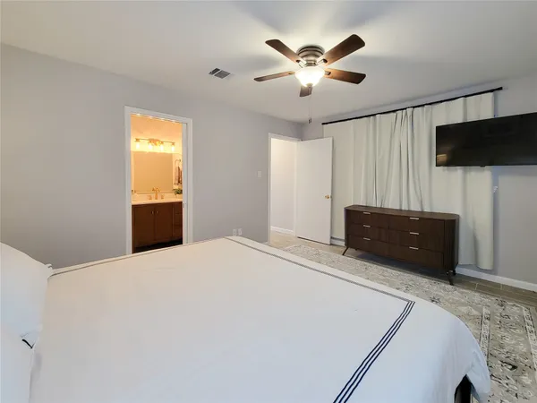 $450,000 | 10 April Point Drive South, Conroe, TX 77356