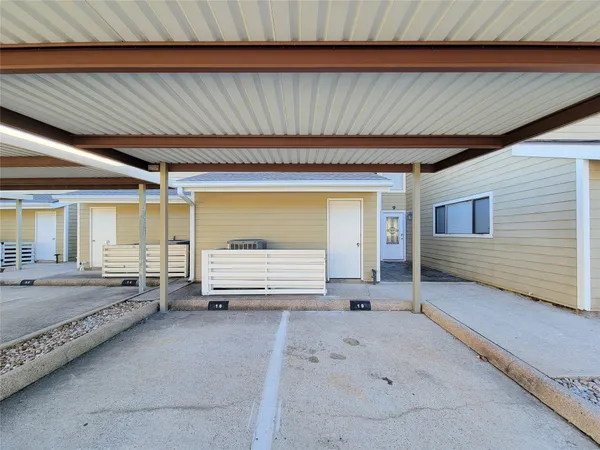 $450,000 | 10 April Point Drive South, Conroe, TX 77356