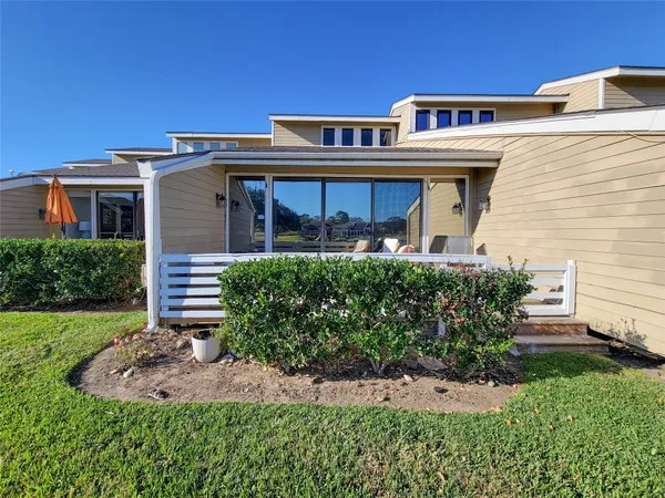 $450,000 | 10 April Point Drive South, Conroe, TX 77356
