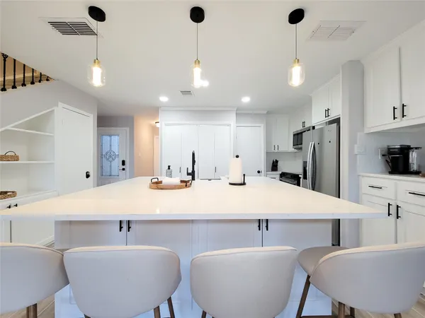 $450,000 | 10 April Point Drive South, Conroe, TX 77356