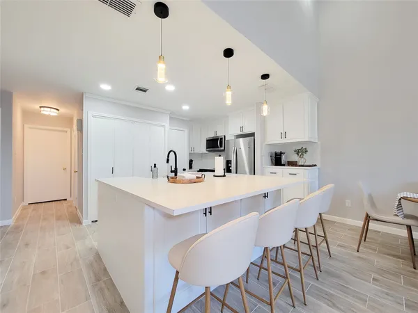 $450,000 | 10 April Point Drive South, Conroe, TX 77356