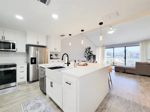 $450,000 | 10 April Point Drive South, Conroe, TX 77356