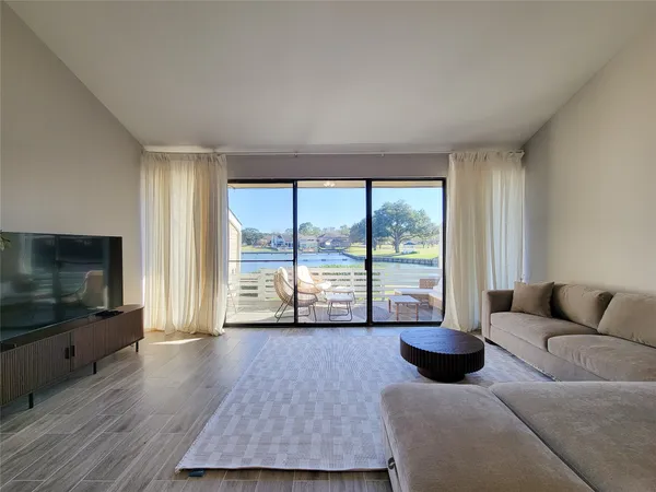 $450,000 | 10 April Point Drive South, Conroe, TX 77356