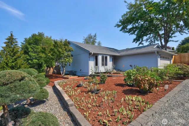 a view of a house with backyard and garden