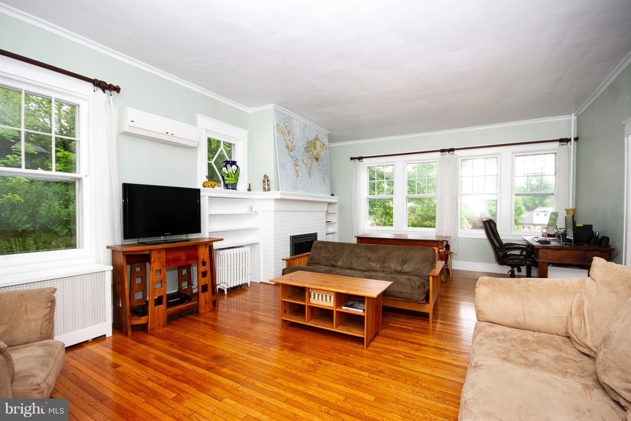 412 Kensington Road Baltimore, MD 21229 - Photo 9 of 30 Living Room