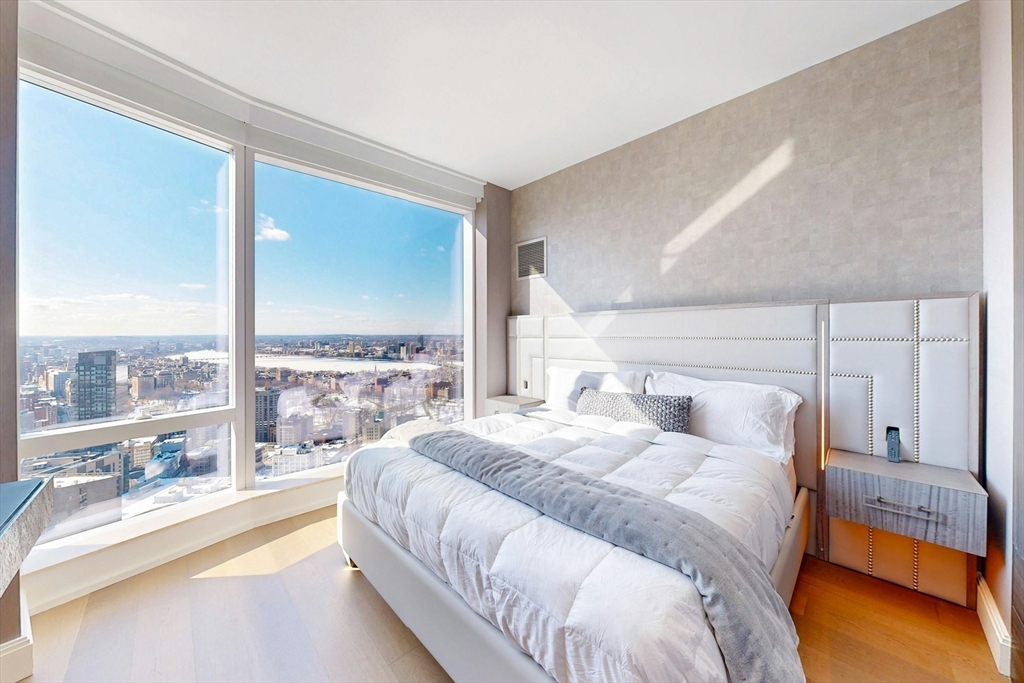 240 Devonshire Street, Unit 4505 Boston, MA 02110 - Photo 18 of 42 a spacious bedroom with a bed and a large window