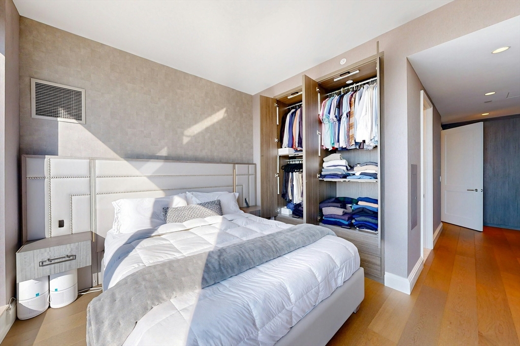 240 Devonshire Street, Unit 4505 Boston, MA 02110 - Photo 20 of 42 a bedroom with a large bed and a book shelf