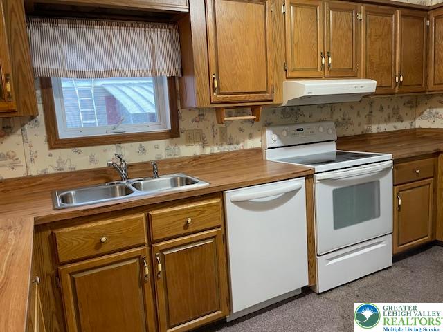 38 De Rose Street Walnutport, PA 18088 - Photo 9 of 27 a kitchen with appliances cabinets and a sink