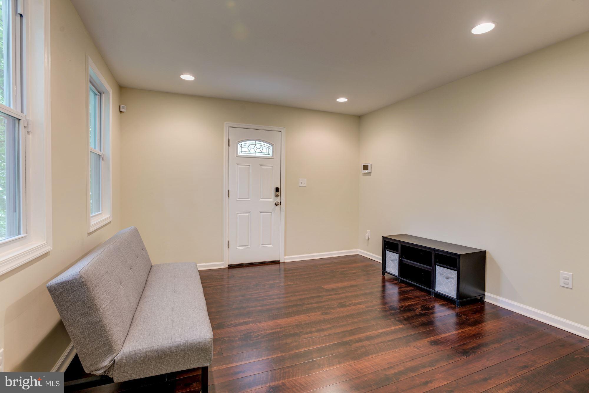 5 Northland Road Baltimore, MD 21207 - Photo 4 of 33 Living Room