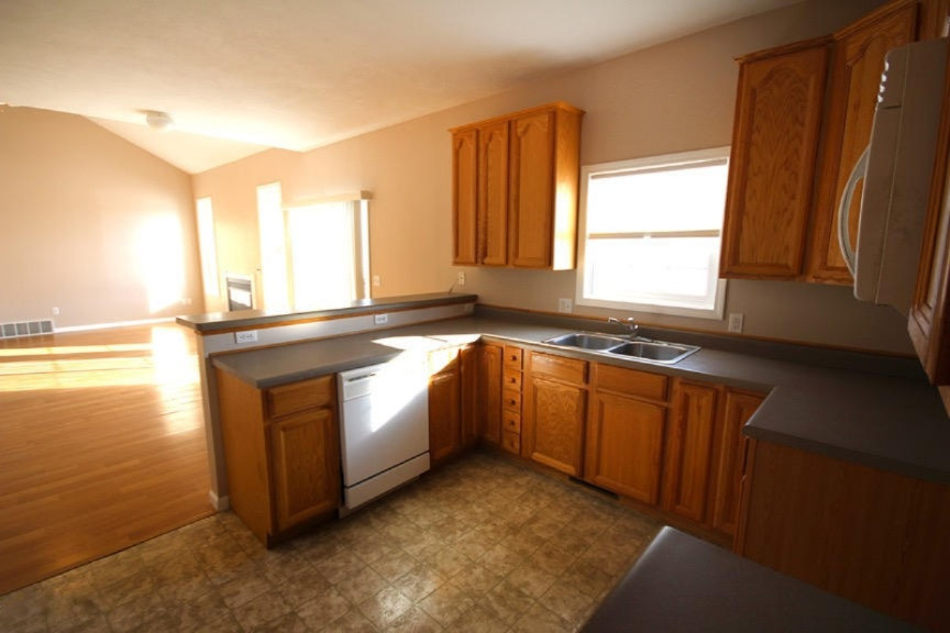 2330 East Geyer Road Niles, MI 49120 - Photo 5 of 16 Kitchen