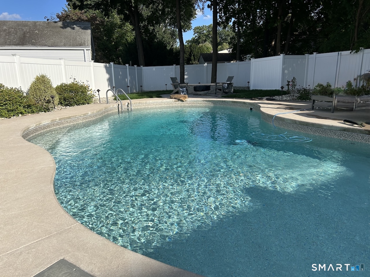 a view of a backyard