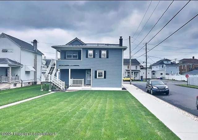 a view of a yard in front of the house