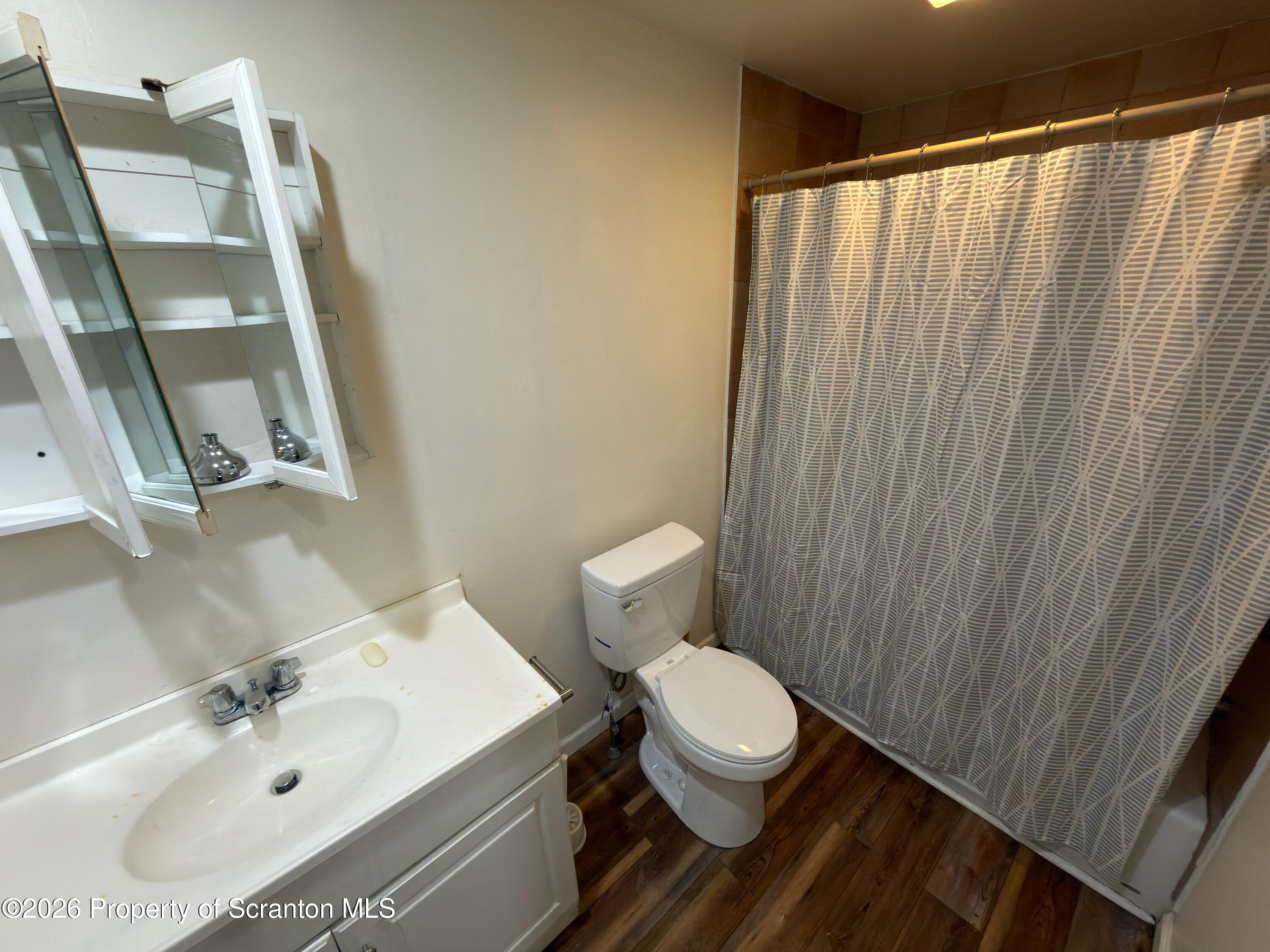 1043 Main Street Dickson City, PA 18519 - Photo 10 of 10 Full Bathroom