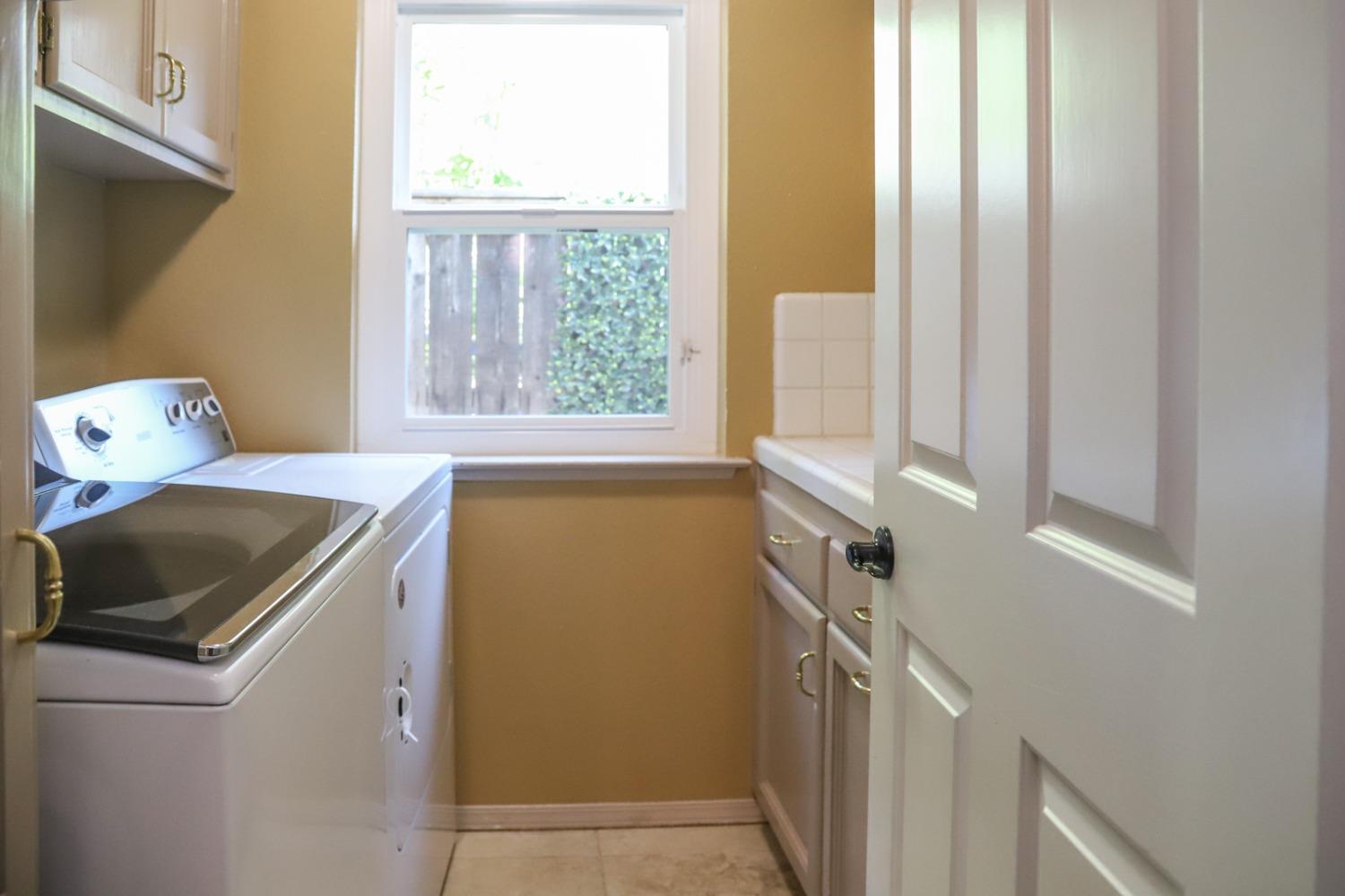 7322 North Geraldine Avenue Fresno, CA 93711 - Photo 31 of 36 a utility room with dryer and washer