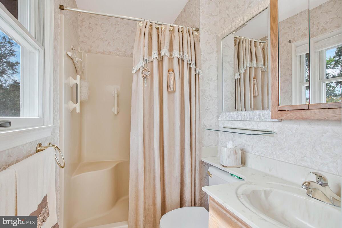 674 Teton Drive Lothian, MD 20711 - Photo 21 of 38 a bathroom with a sink a toilet and a bathtub