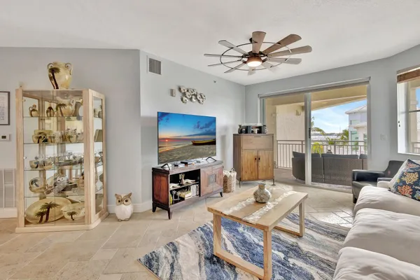 $4,500 | 975 Northwest Flagler Avenue, Unit 407, Stuart, FL 34994