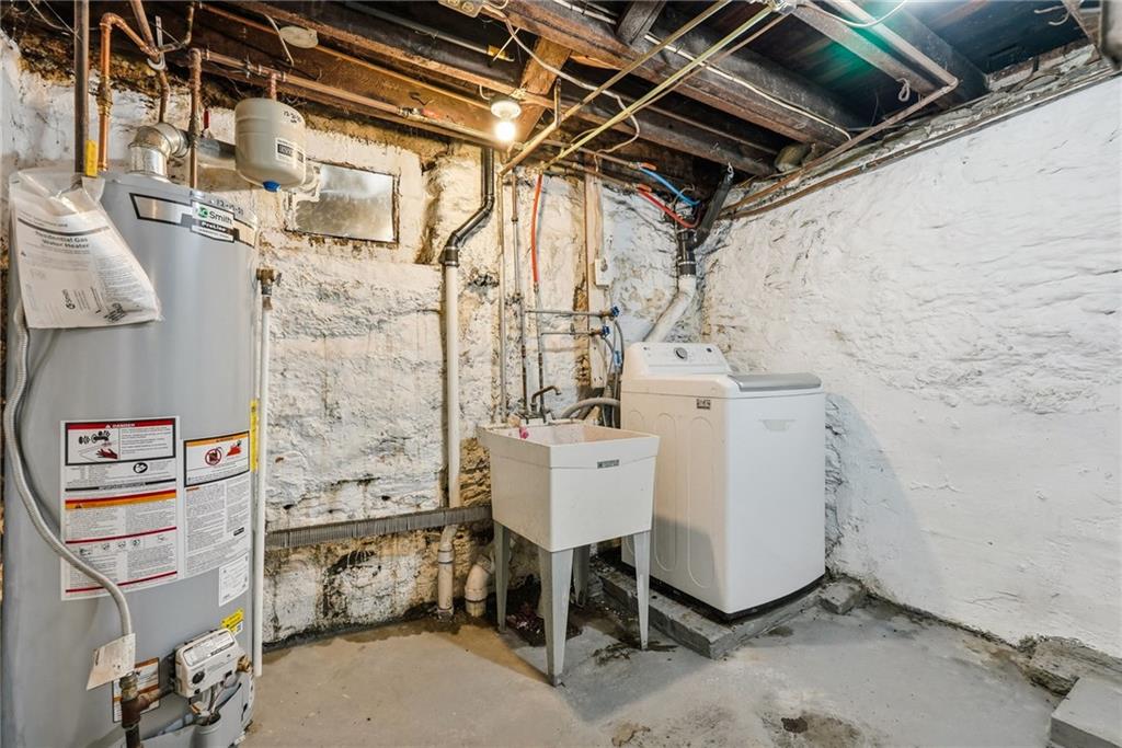 3468 Ligonier Street Pittsburgh, PA 15201 - Photo 25 of 33 a utility room with dryer and washer